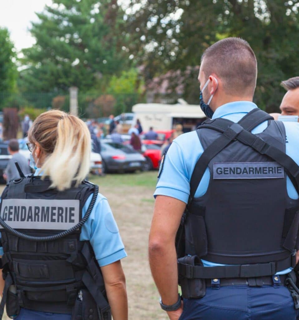 des gendarmes en action
