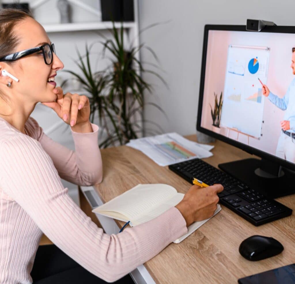 Une femme suivant une formation a distance